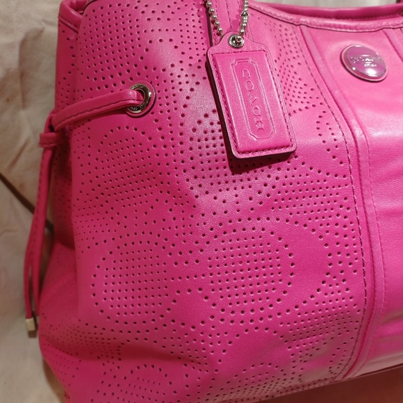 Coach perforated shoulder bag - Picture 2 of 10